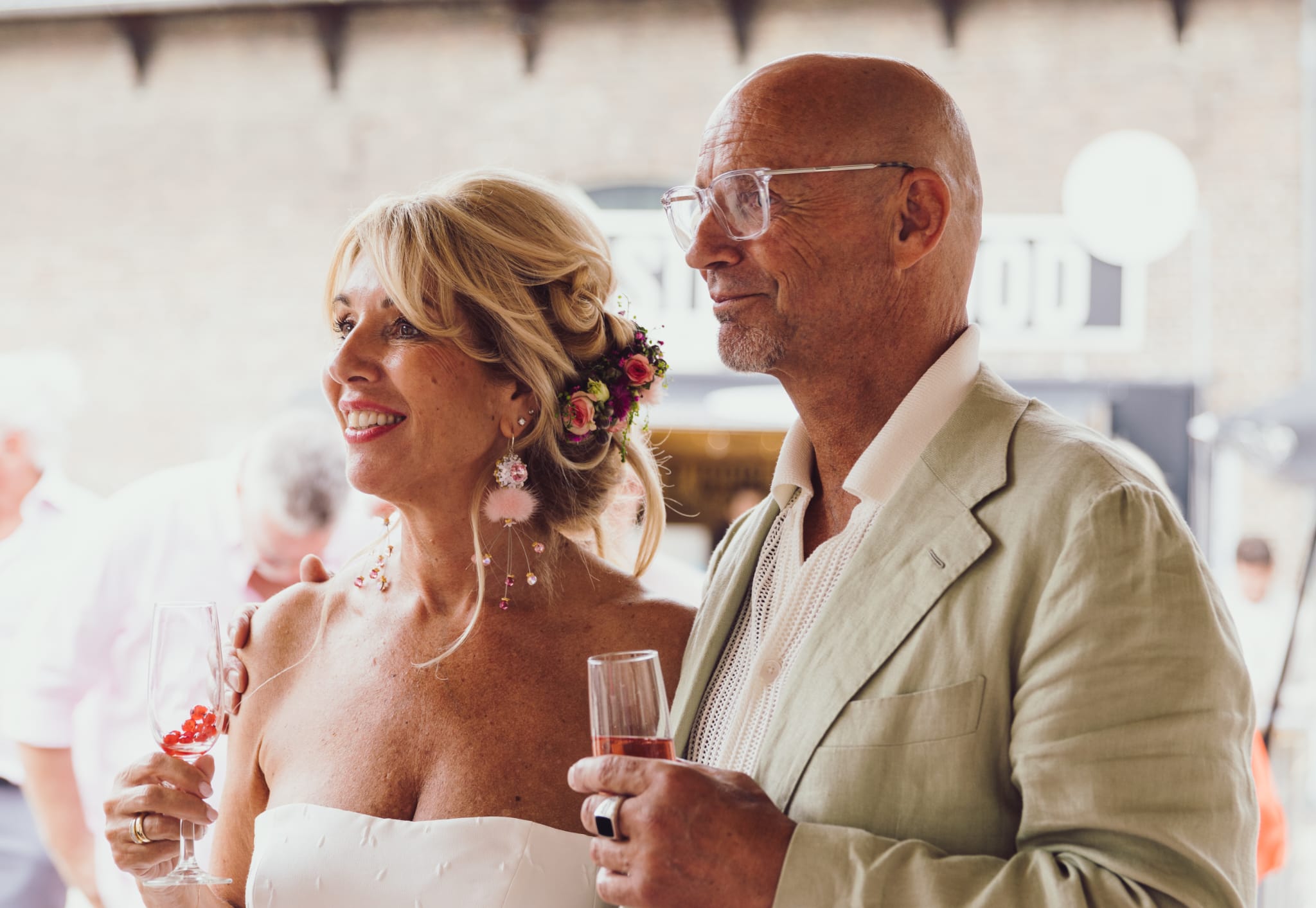 Pascale en haar man Remy staan naast elkaar op hun bruiloft