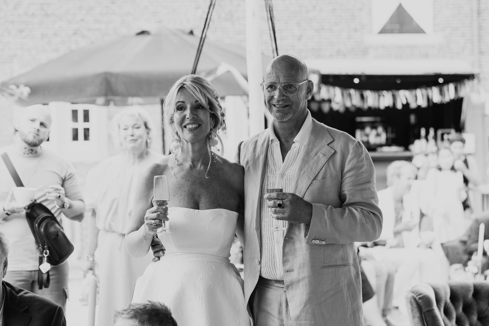 Pascale en haar man Remy naast elkaar op hun bruiloft