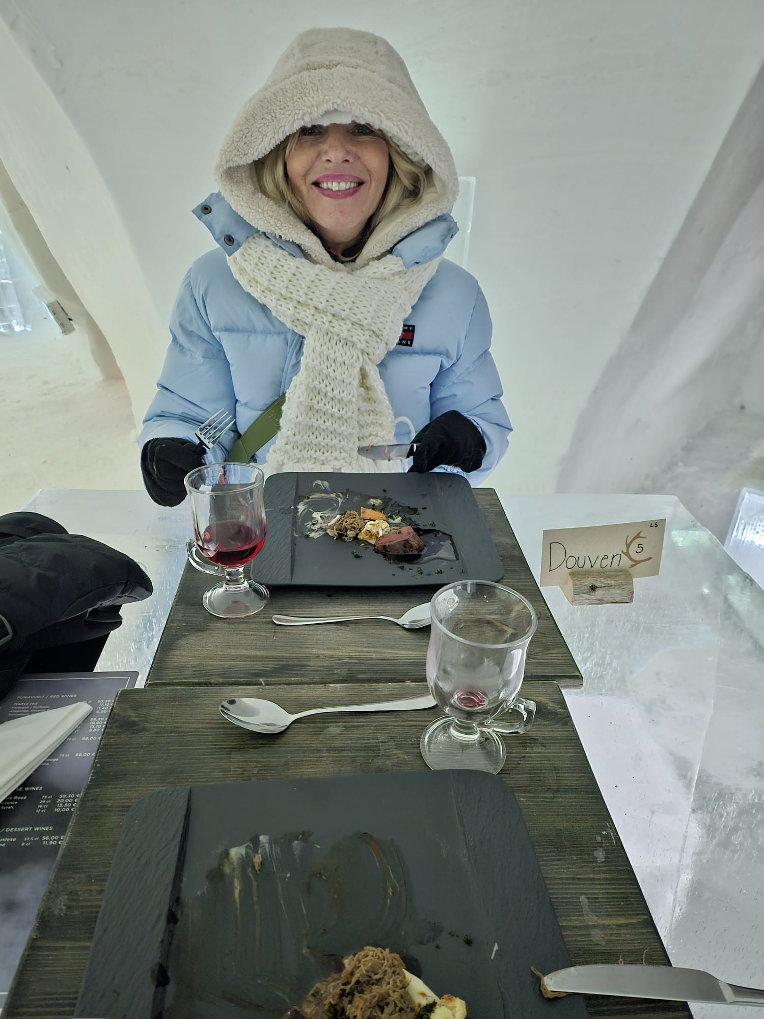 Pascale zit in haar winterkleding te dineren
