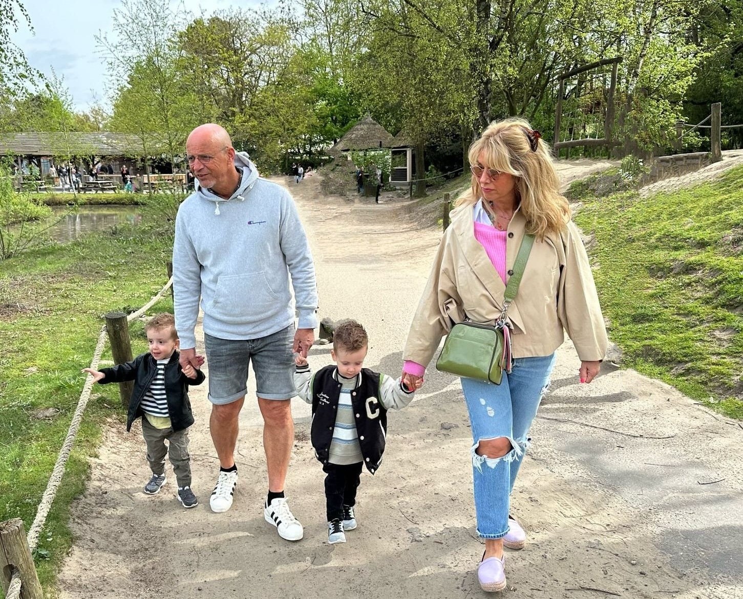 Pascale, de coach, en haar man Remy lopen samen met hun kleinkinderen aan de hand