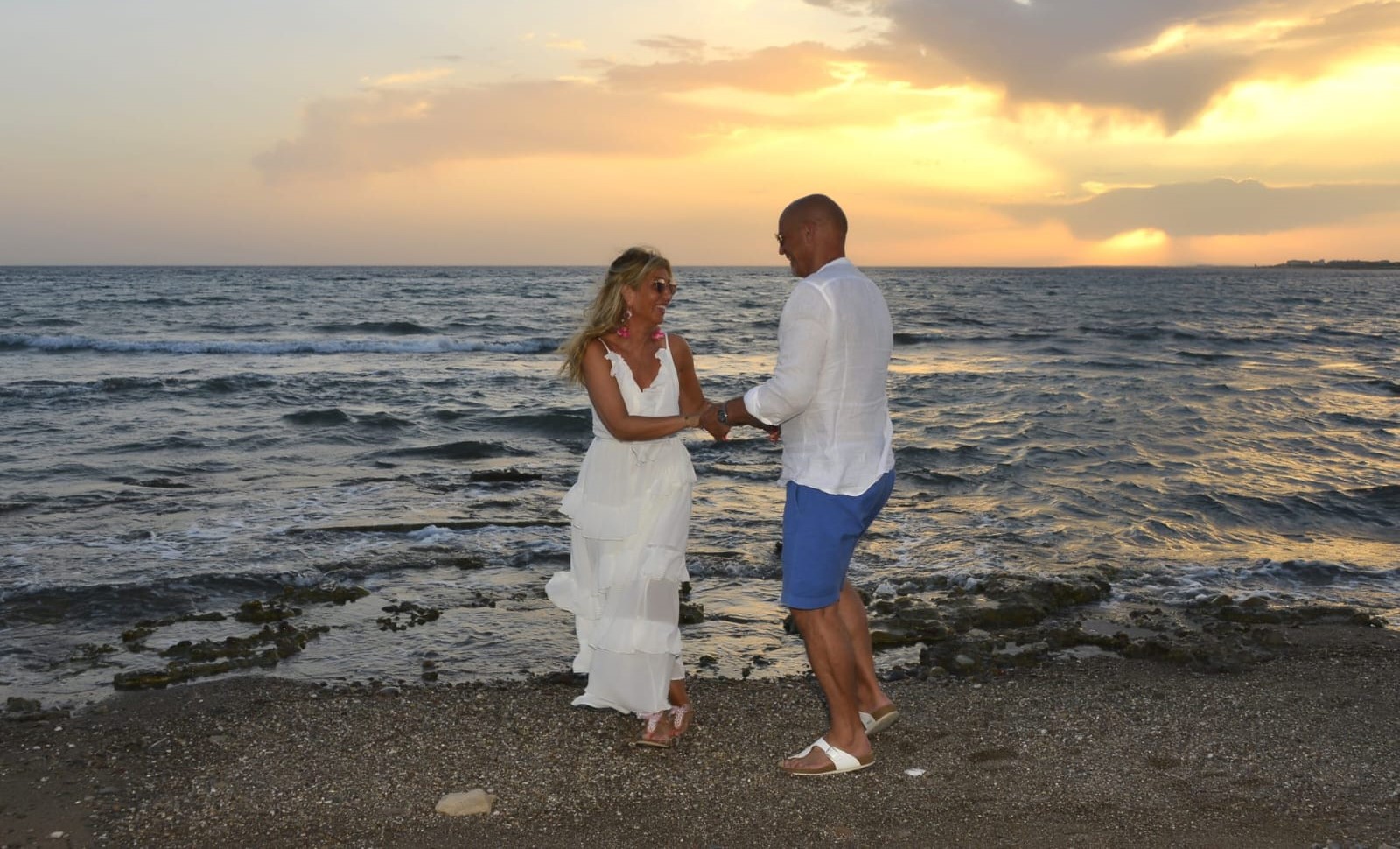 Pascale en haar man Remy dansend tijdens zonsondergang aan zee